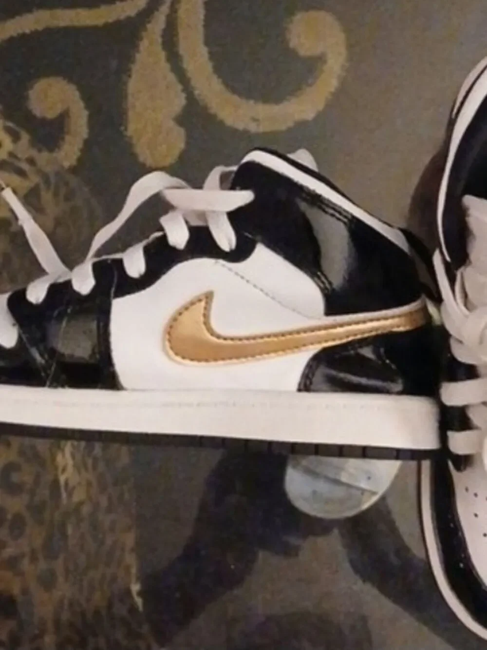 Air Jordan 1 Mid SE Patent Black Gold Kids 3Y BQ6932-007